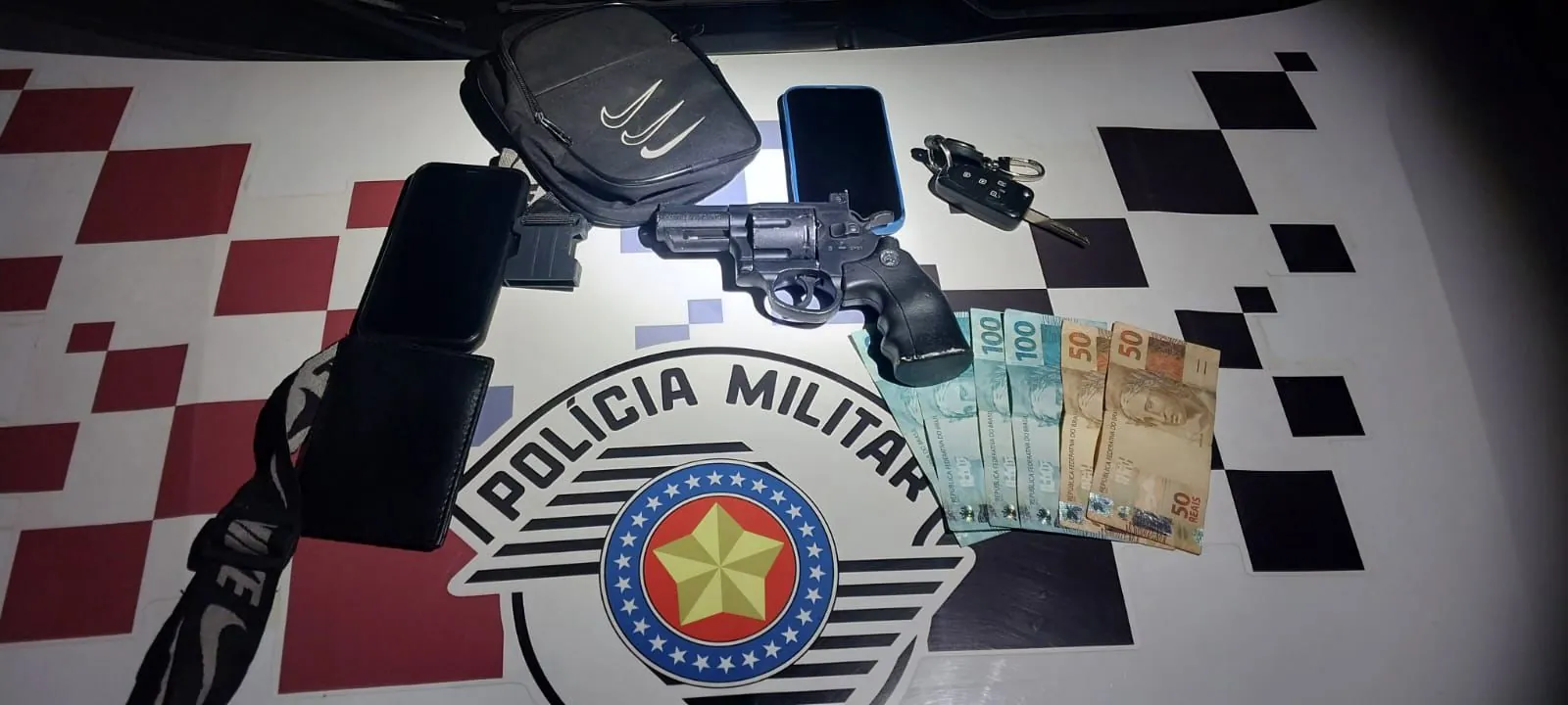 PM detém homem e apreende adolescente que admitiram ter ido a Arujá para cometer roubos