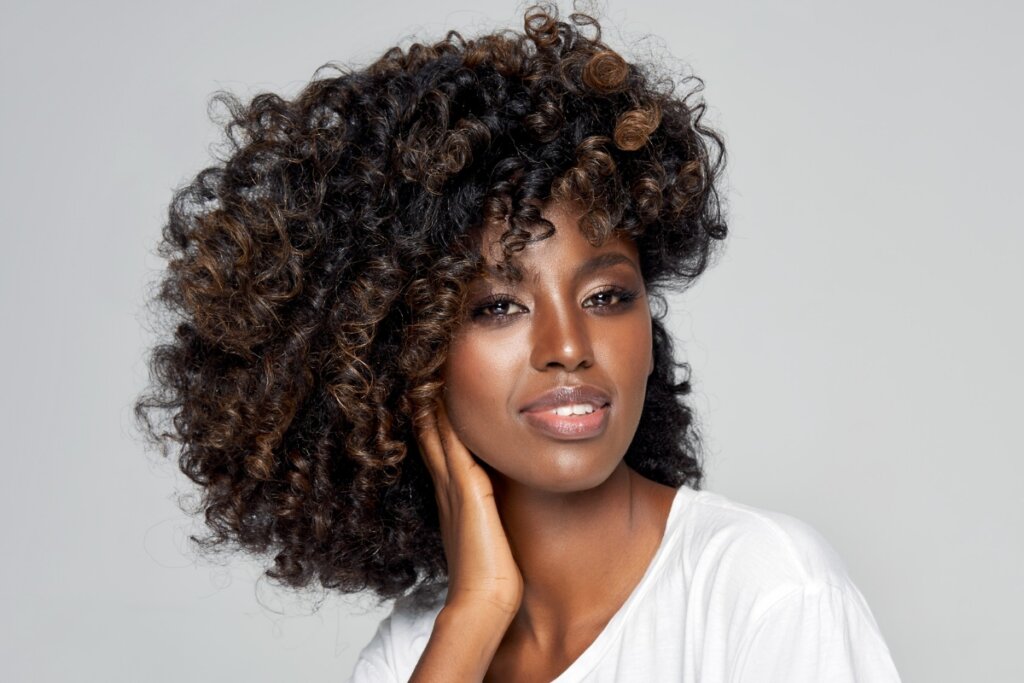Maquiagem para pele negra: 7 dicas para escolher os produtos ideais