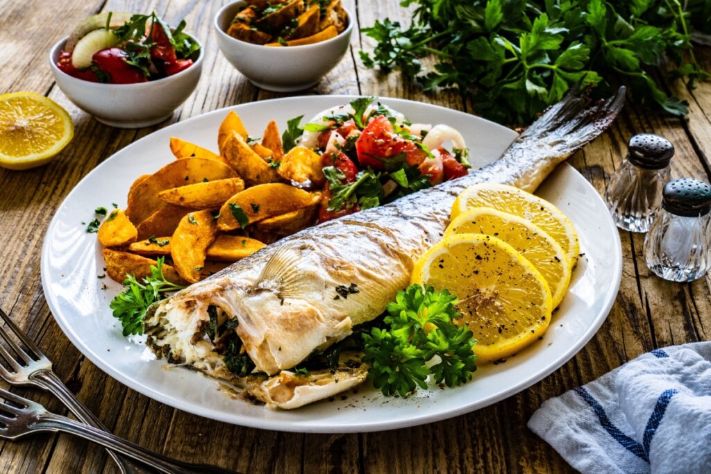 Peixe assado: 5 receitas saudáveis e deliciosas para o almoço ou jantar
