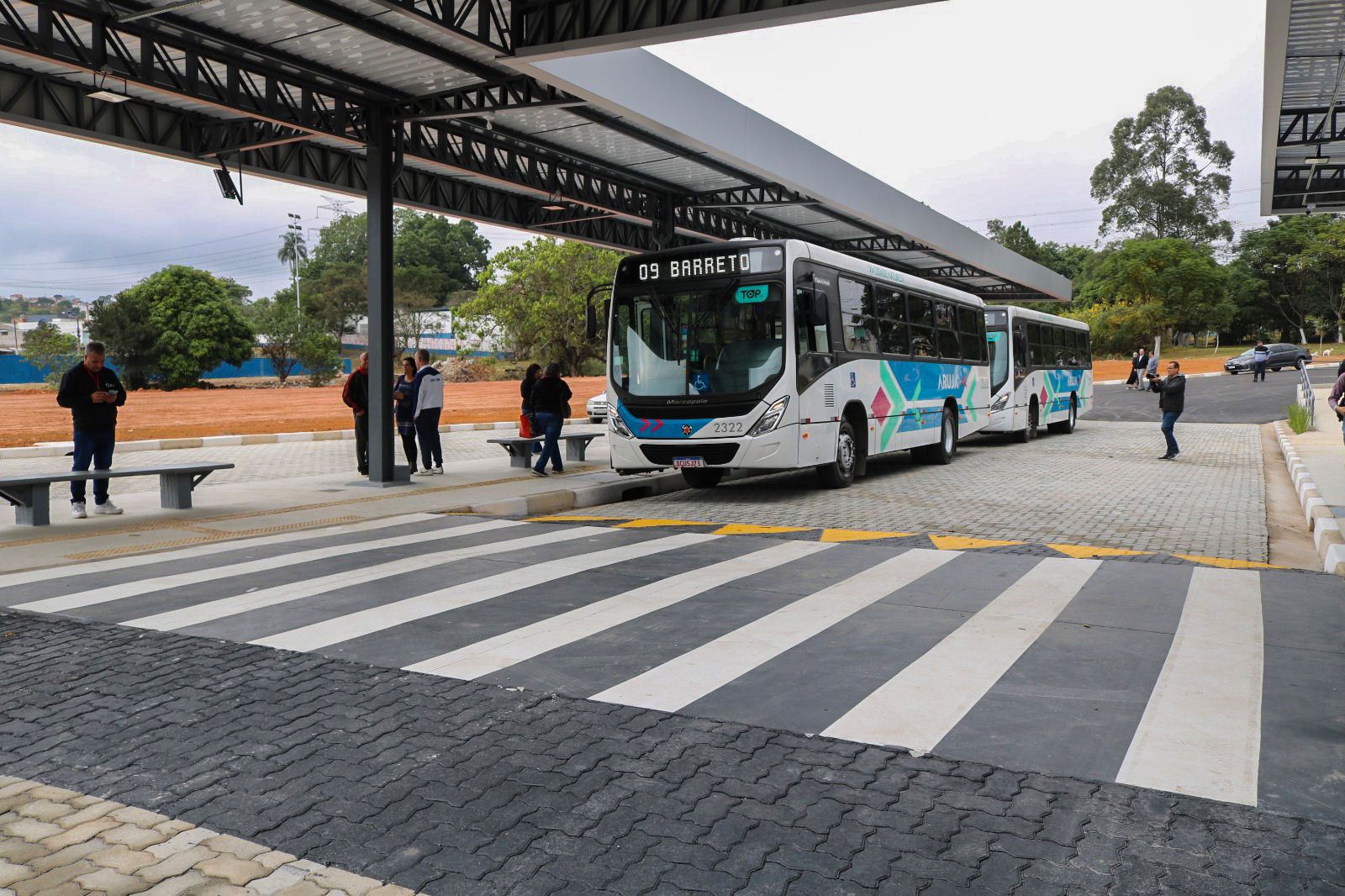 Tempestade durante a madrugada destelha terminal de ônibus no Barreto, em Arujá