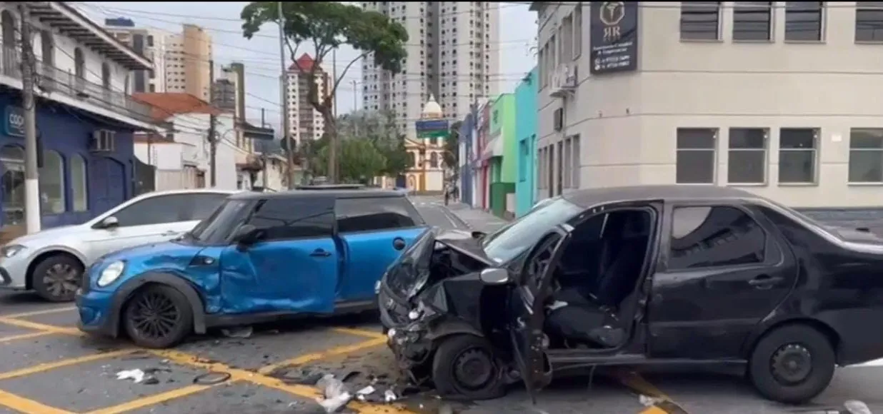 Colisão entre dois carros deixa sete feridos no Centro de Mogi das Cruzes