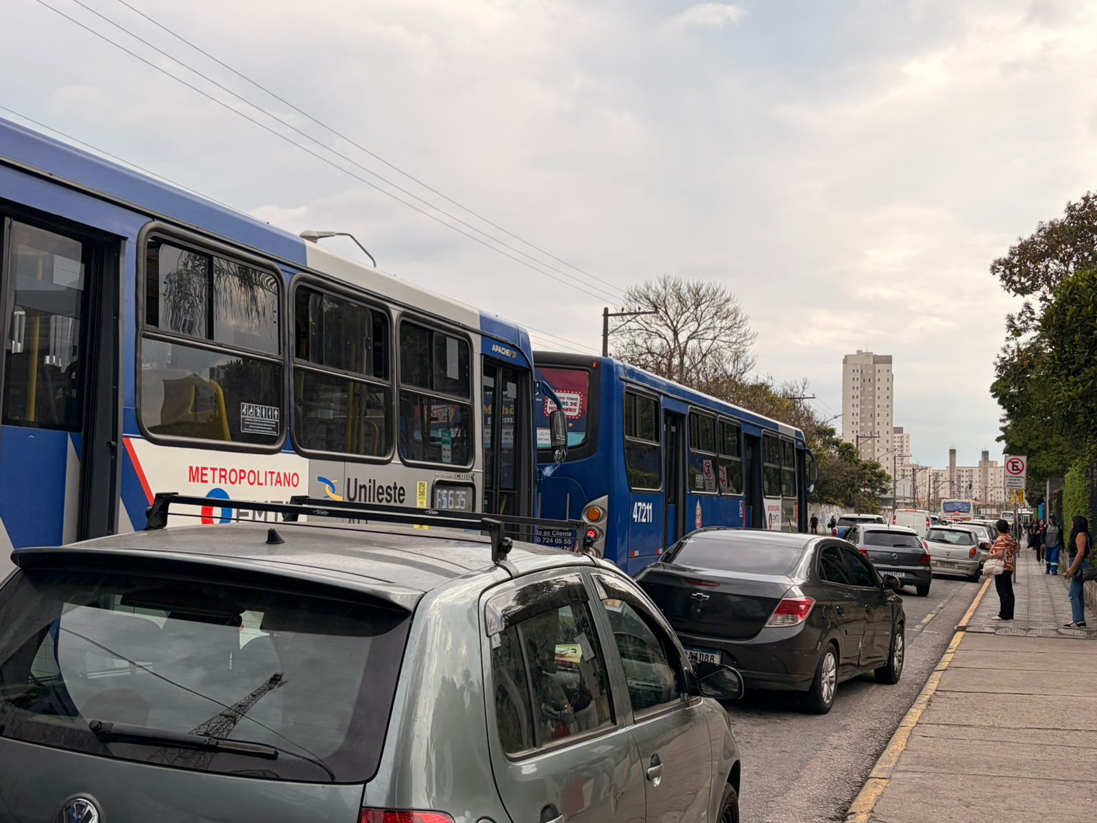 Caminhão com 13 toneladas quebra e causa congestionamento de quase 3 horas em Mogi