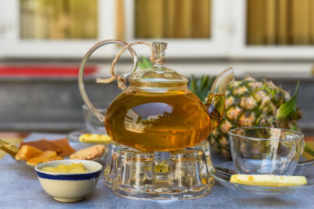 Casca de abacaxi: receitas práticas de chás e sucos para aproveitar ao máximo a fruta
