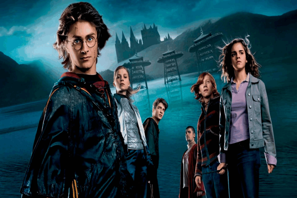 Imagem de 6 pessoas uma ao lado da outra, 3 homens usando uniformes de escola com capas pretas, duas mulheres uma delas usando um casaco azul e a outra uma camiseta roxa e uma jaqueta jeans e o outro homem usando uma camisa xadrez