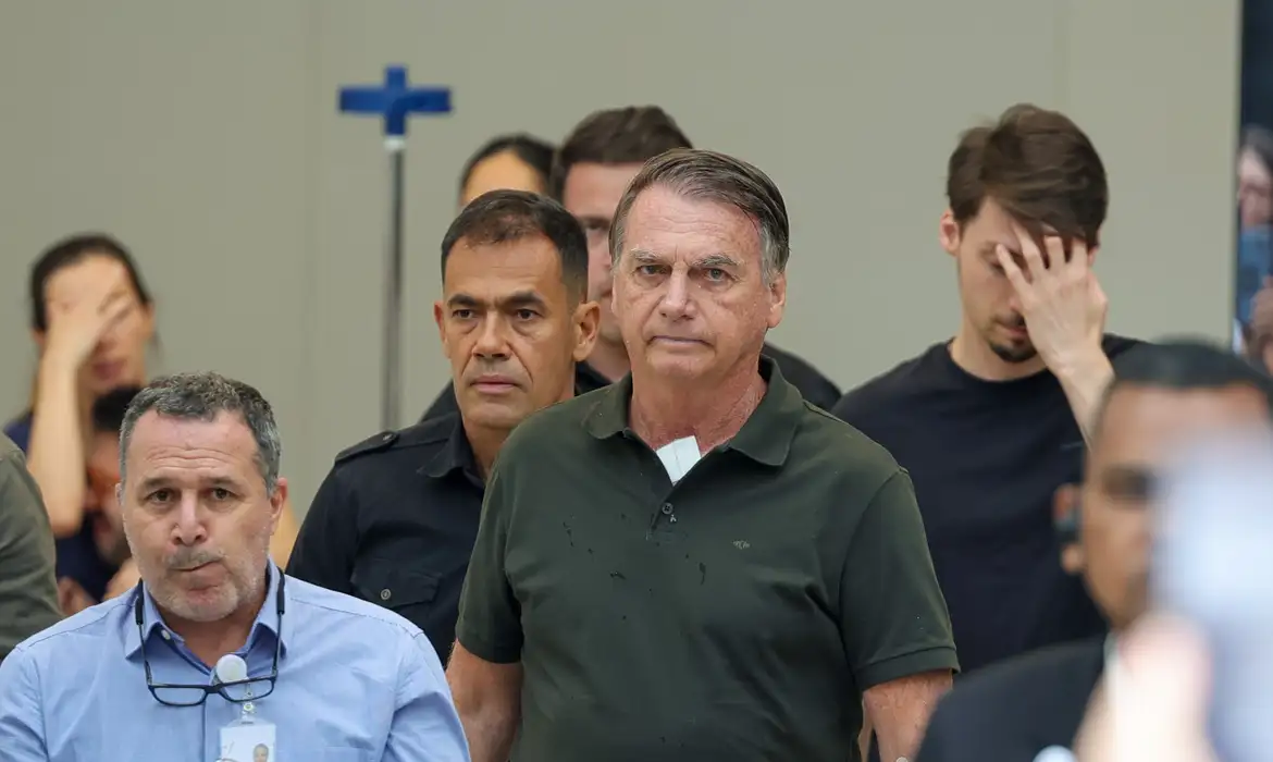 Bolsonaro recebe alta hospitalar e volta a cumprir pena na PF