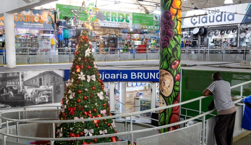 Mercado Municipal entra em clima de Natal com árvore gigante e programação especial