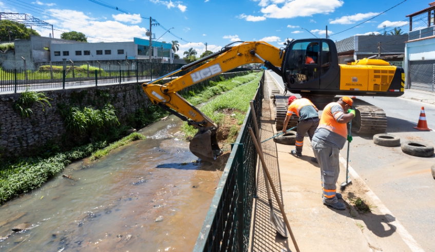Com 1.082 toneladas de sedimentos removidos, limpeza no Córrego do Gregório é finalizada