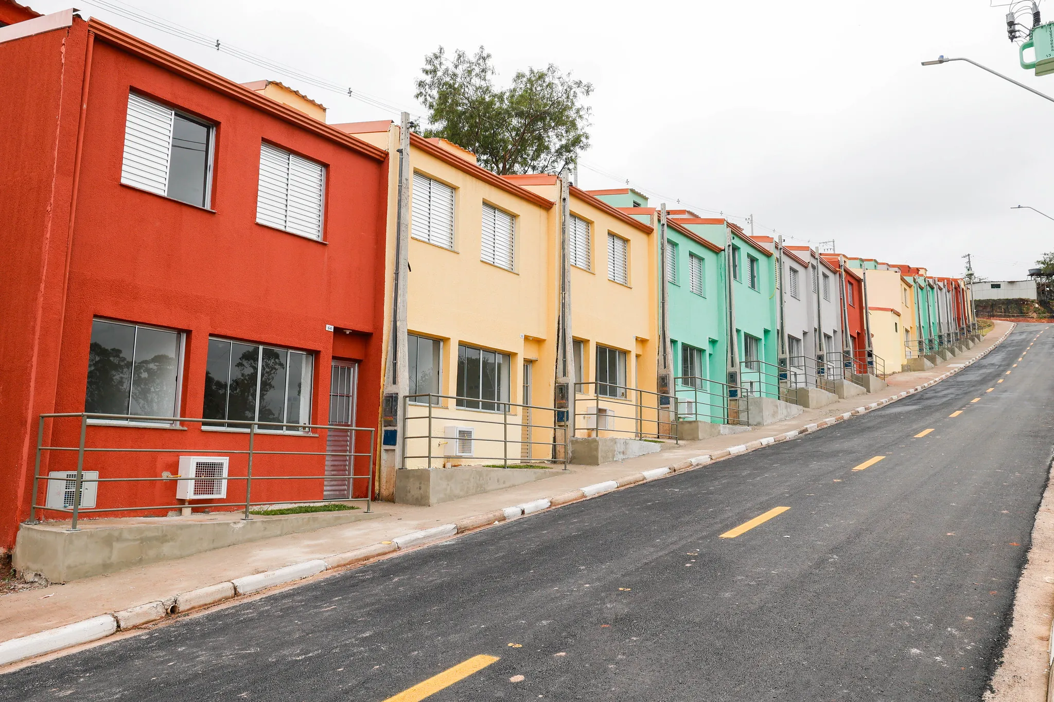 Tarcísio entrega 188 moradias em Ferraz de Vasconcelos; obra era a mais atrasada de SP