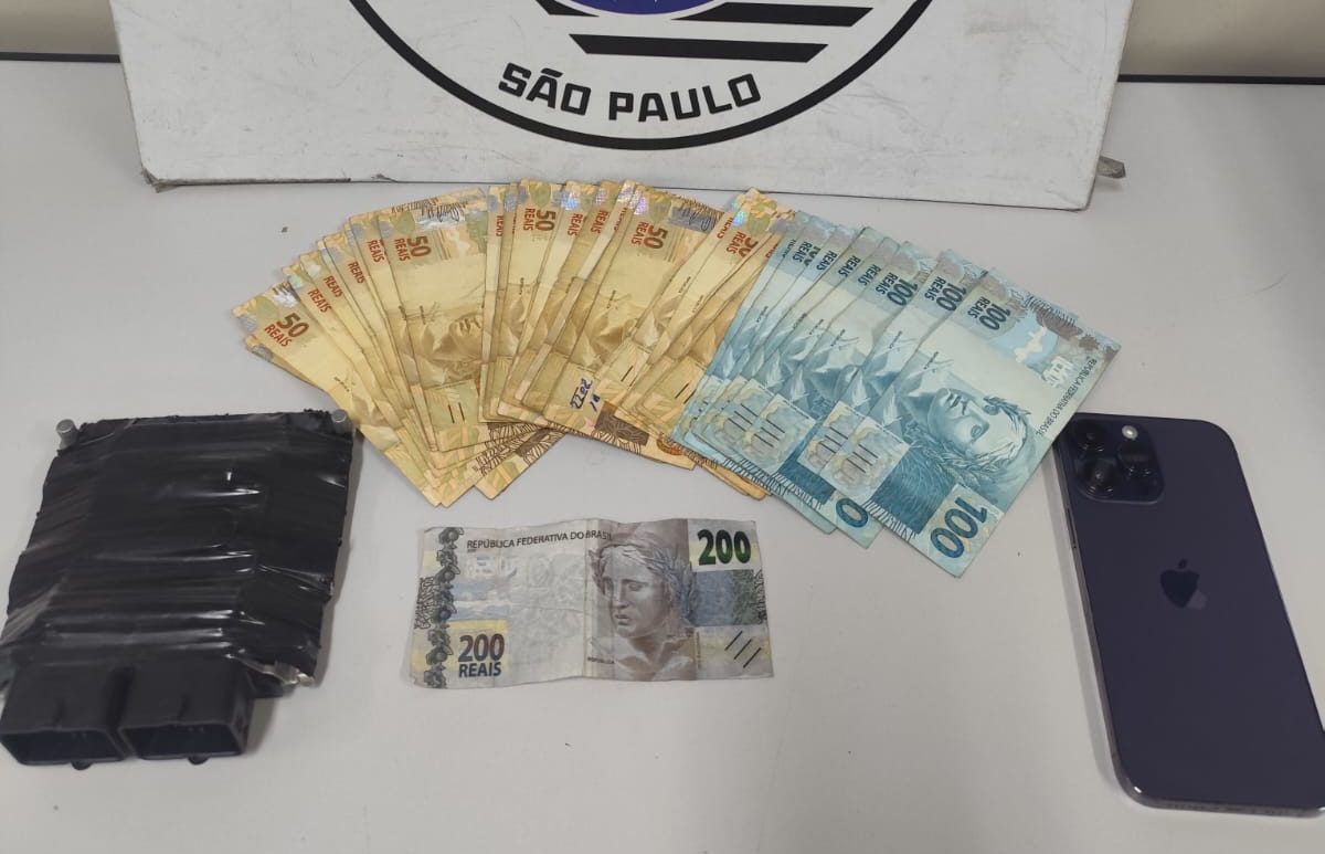 PM encontra R$ 3,3 mil e cédula falsa com passageiro de carro de aplicativo em Guararema