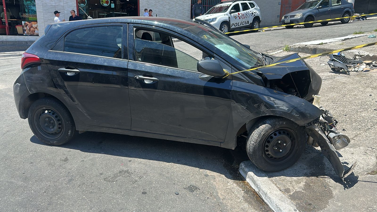 Dupla é presa após bater carro furtado em muro durante perseguição em Itaquaquecetuba