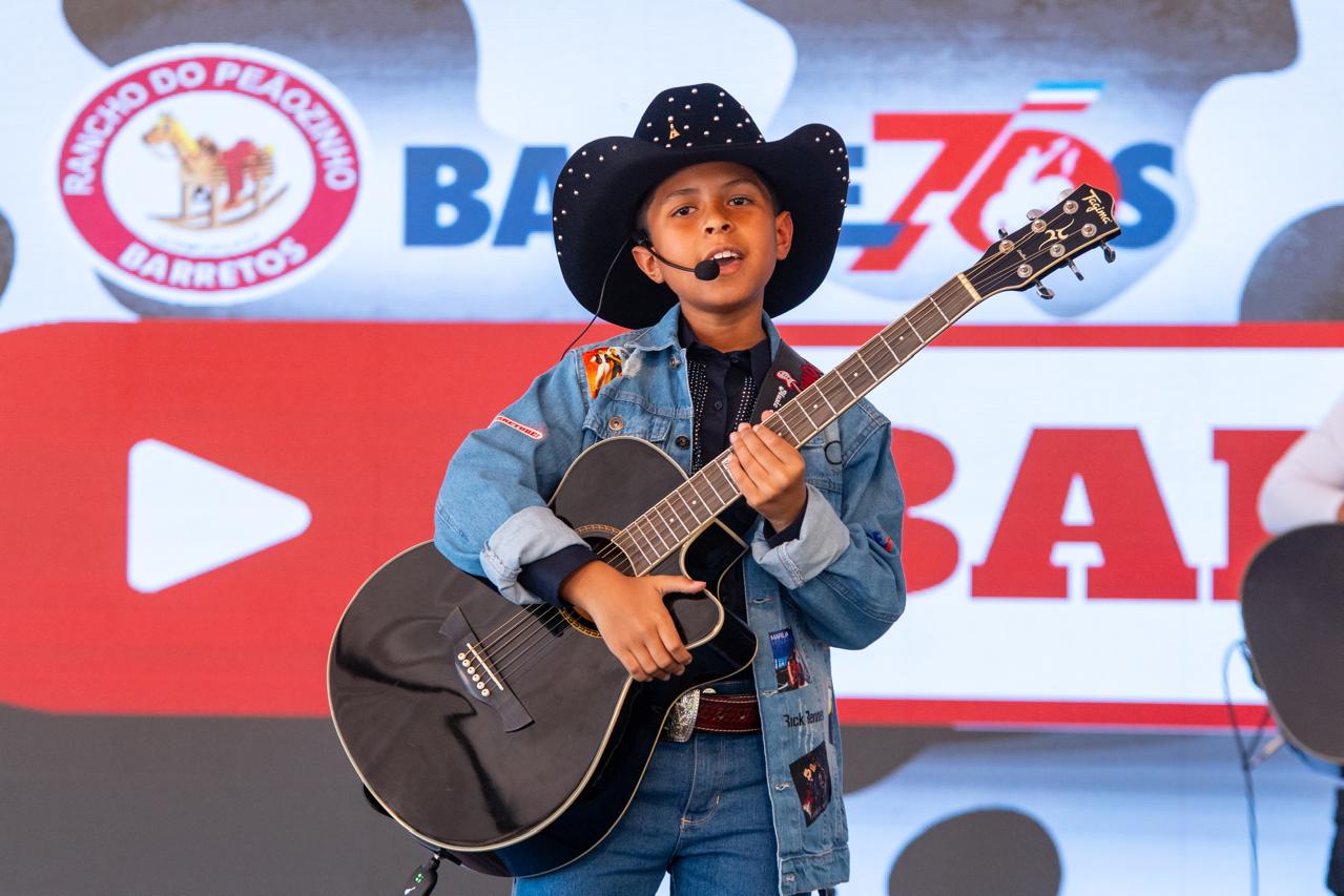 Leozinho, cantor mirim de Itaquá, se apresenta no Festival Sertanejo Kids
