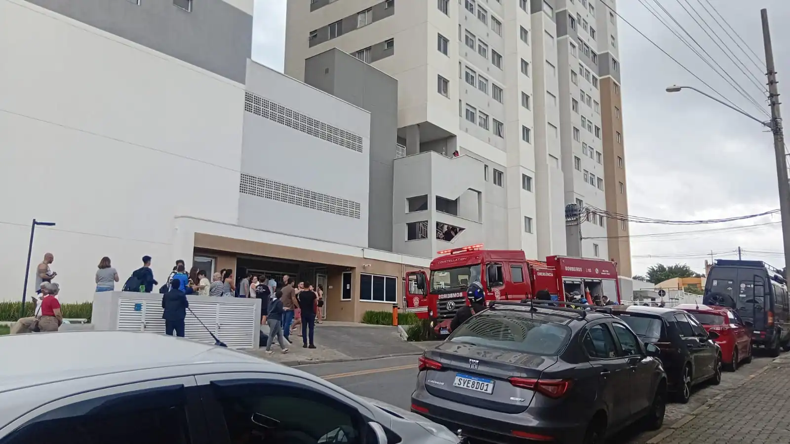 Incêndio em prédio em Mogi das Cruzes assusta moradores e deixa condomínio sem energia elétrica