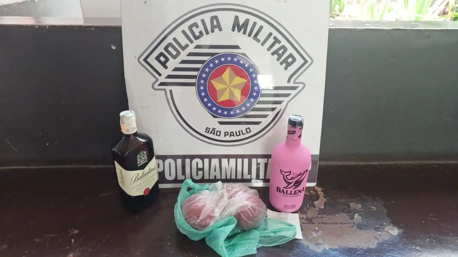 Vídeo: homem tenta furtar garrafa de bebida e acaba preso, em Salesópolis