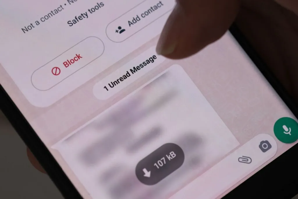 Tela de um celular com uma conversa no WhatsApp