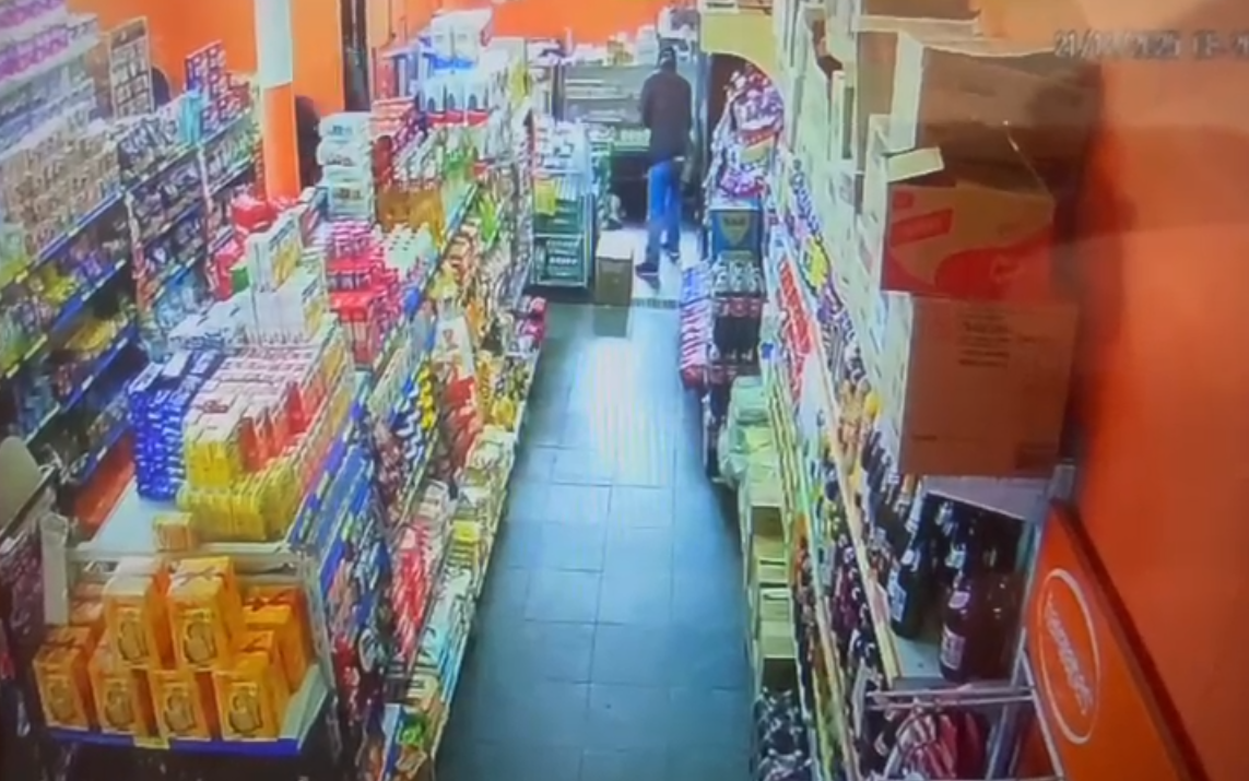 Vídeo: mulher é baleada quatro vezes por ex-companheiro em mercado, em Suzano