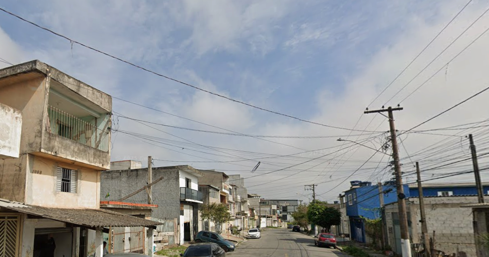 Idoso cai de 7 metros após atingir rede elétrica com barra de ferro e morre, em Suzano
