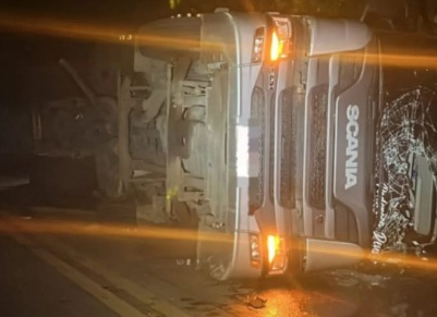 Homem é preso após tombar caminhão roubado durante perseguição em Mogi das Cruzes