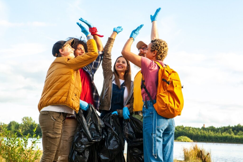 Voluntariado: 4 formas de fortalecer a saúde mental ajudando os outros