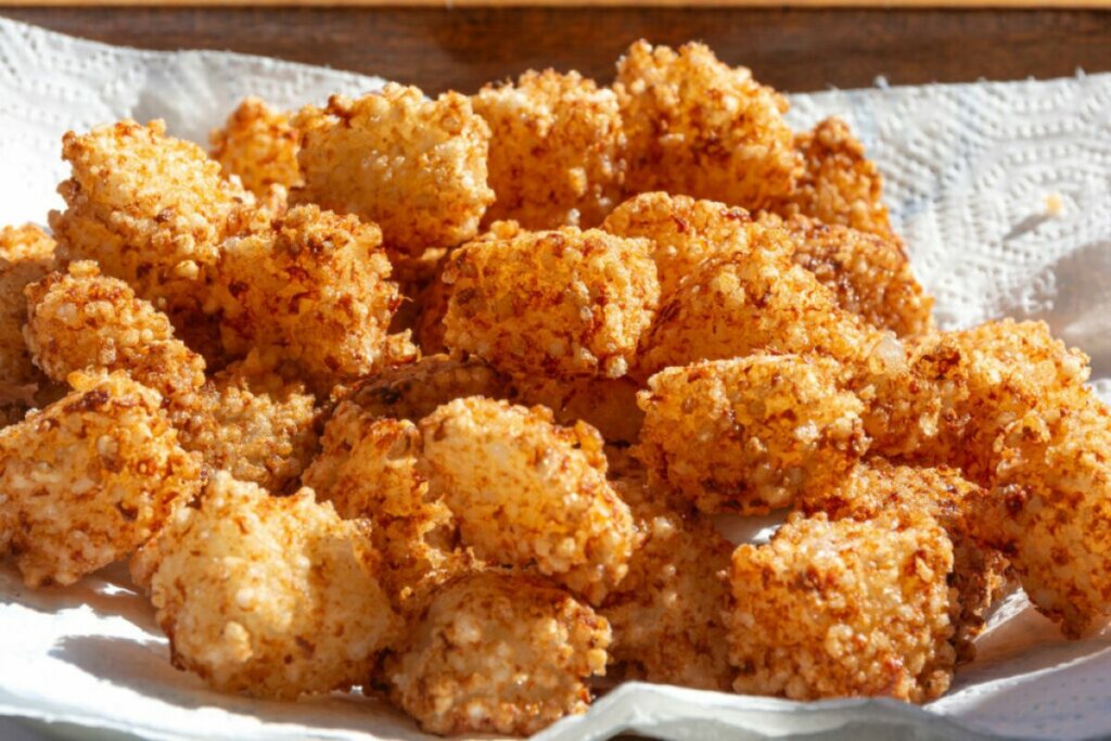 Dadinjos de tapioca em cima de uma papel-toalha