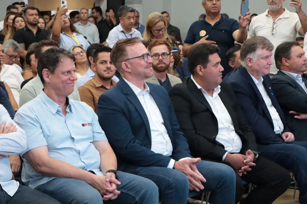 Na presença de Tarcísio, Condemat+ empossa prefeito de Arujá como novo presidente