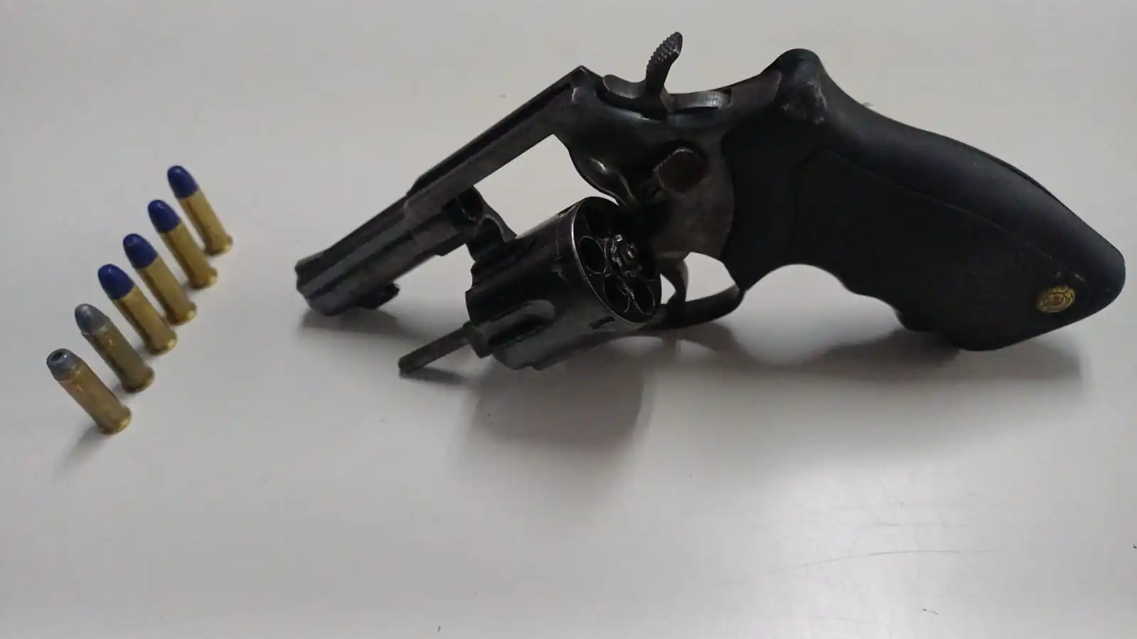 PM prende homem por porte ilegal de arma em Itaquaquecetuba e apreende R$ 7 mil em espécie