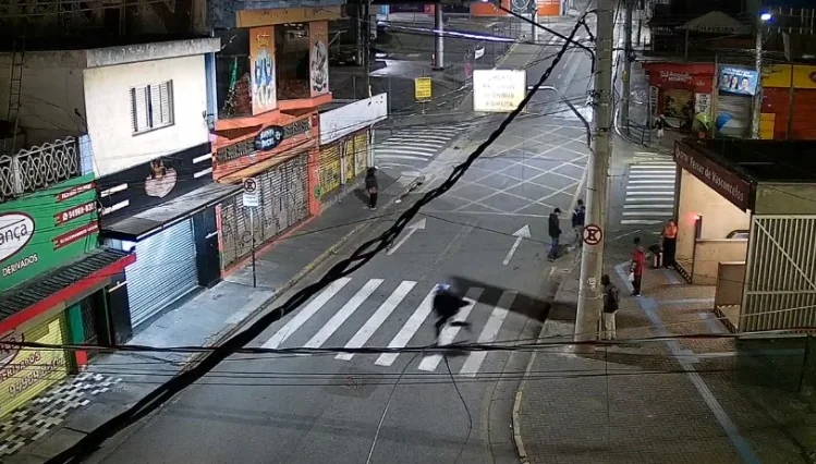 Vídeo; PM prende homem e apreende adolescentes após roubo de celular em Ferraz