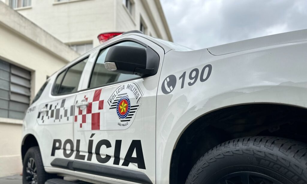 Homem é preso após agredir esposa com socos e cabeçada durante discussão, em Itaquá