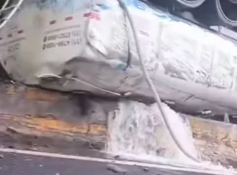 Motorista perde o controle e caminhão-pipa tomba na Mogi-Bertioga