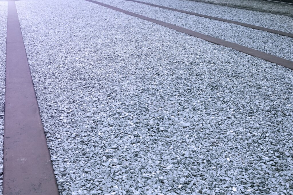 Foto com foco em um piso drenante cinza