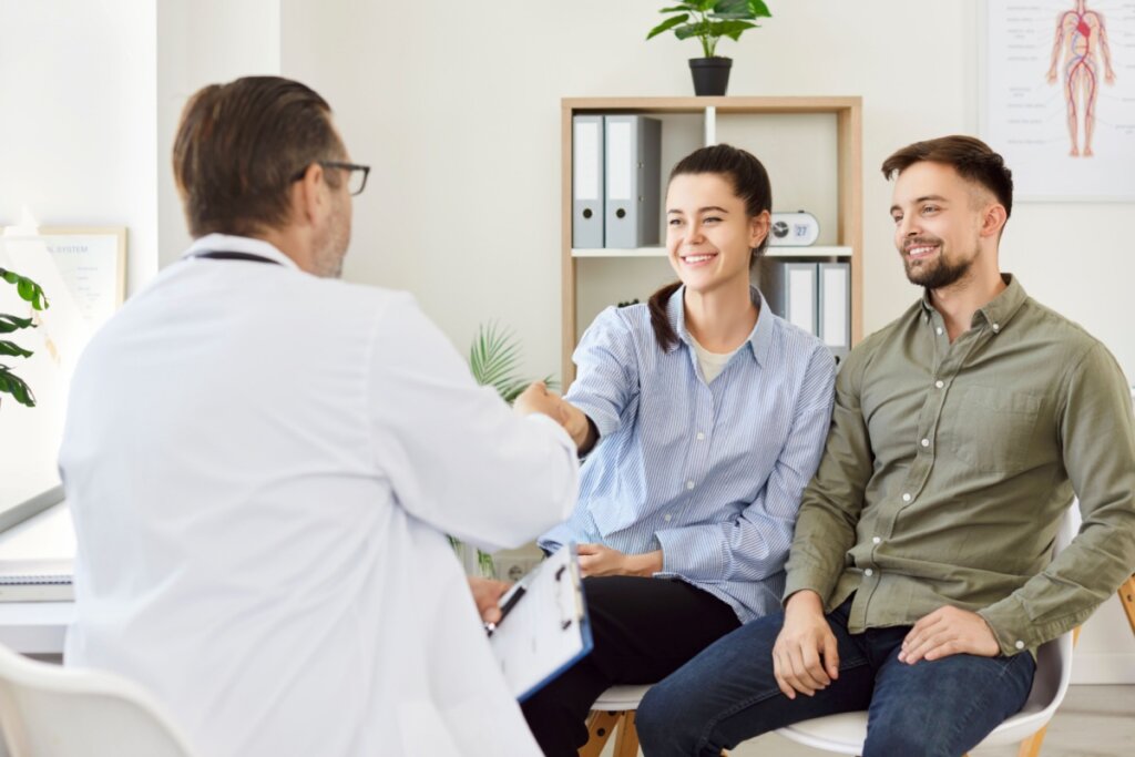 Casal sentado conversando com um médico