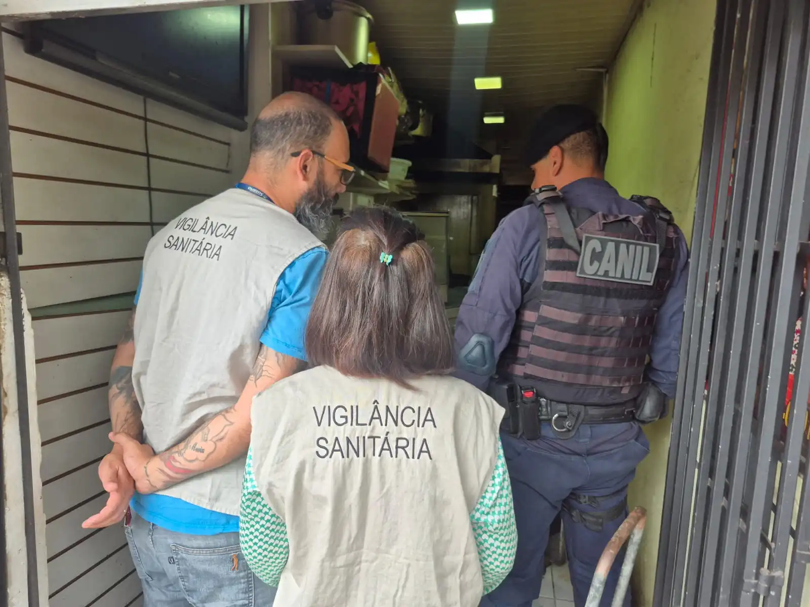 Vigilância flagra acesso ilegal a comércio interditado e conduz responsável à delegacia