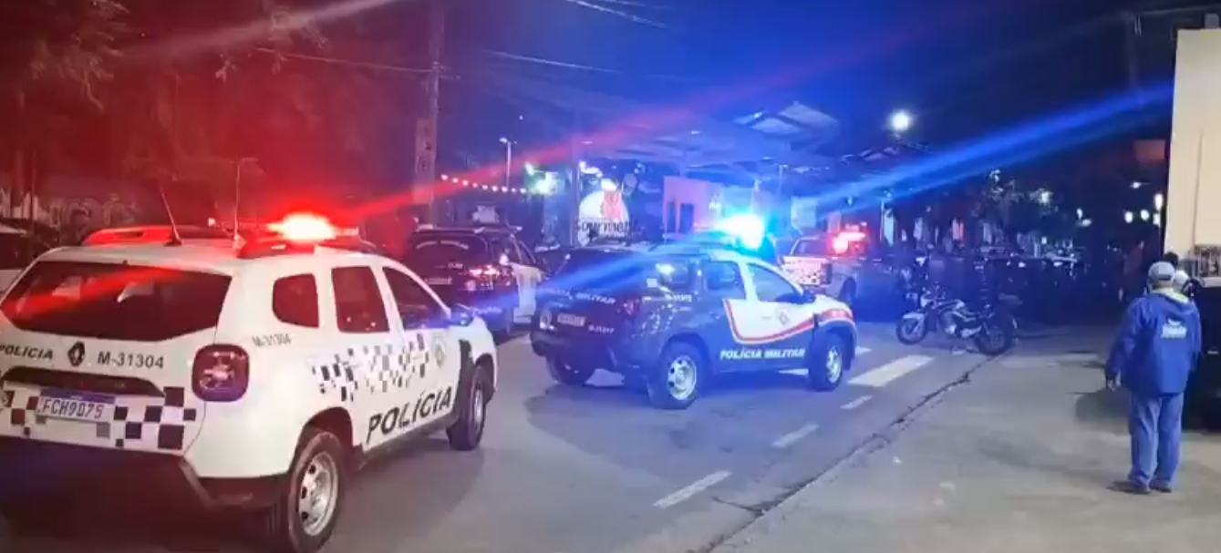 Vídeo: após confusão em bar de Arujá, homem tenta fugir de carro, bate em viatura e é preso