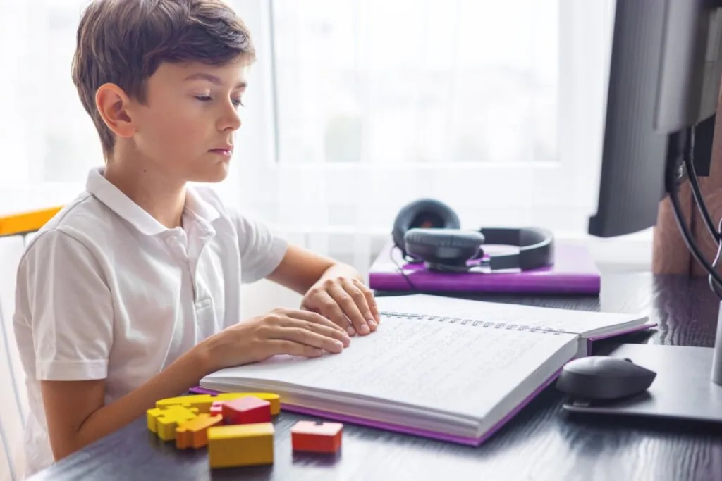 Falta de livros em braille nas escolas em 2026 reacende debate sobre inclusão