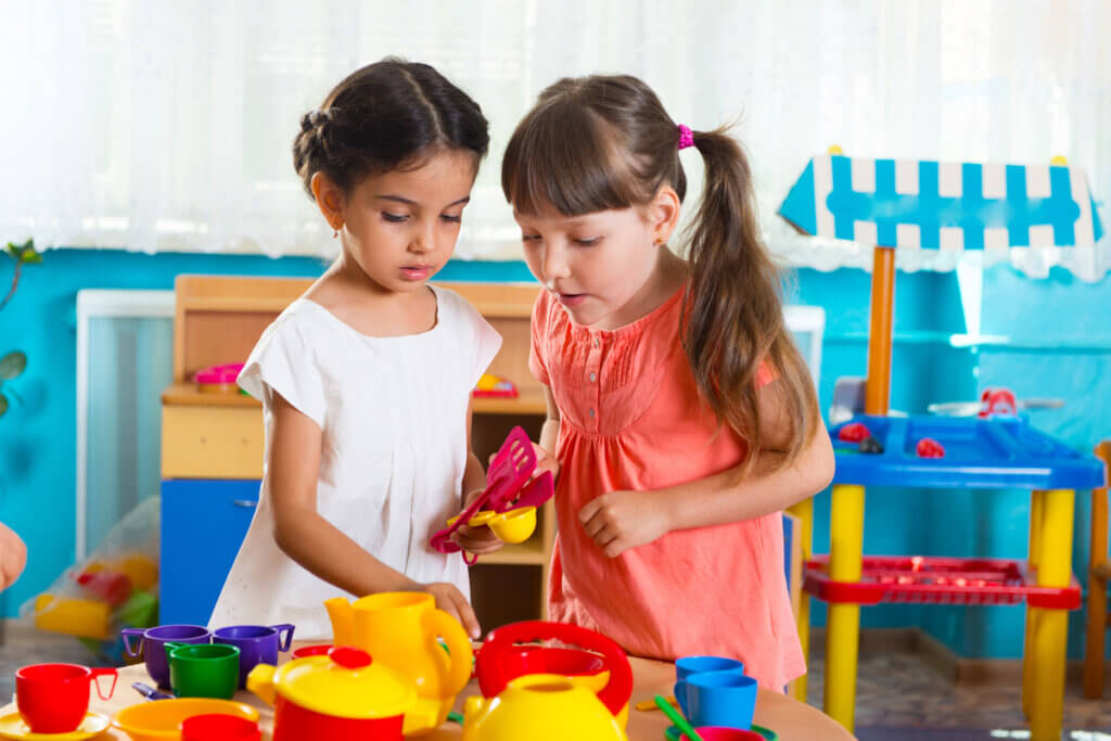 Duas meninas brincando com panelinhas