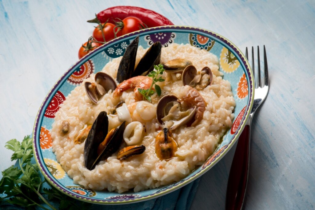 Risoto com frutos do mar em um prato azul-claro