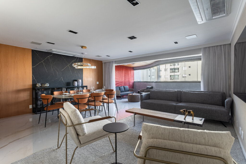 imagem de sala de estar com poltronas brancas, sofá cinza e mesa de madeira ao fundo