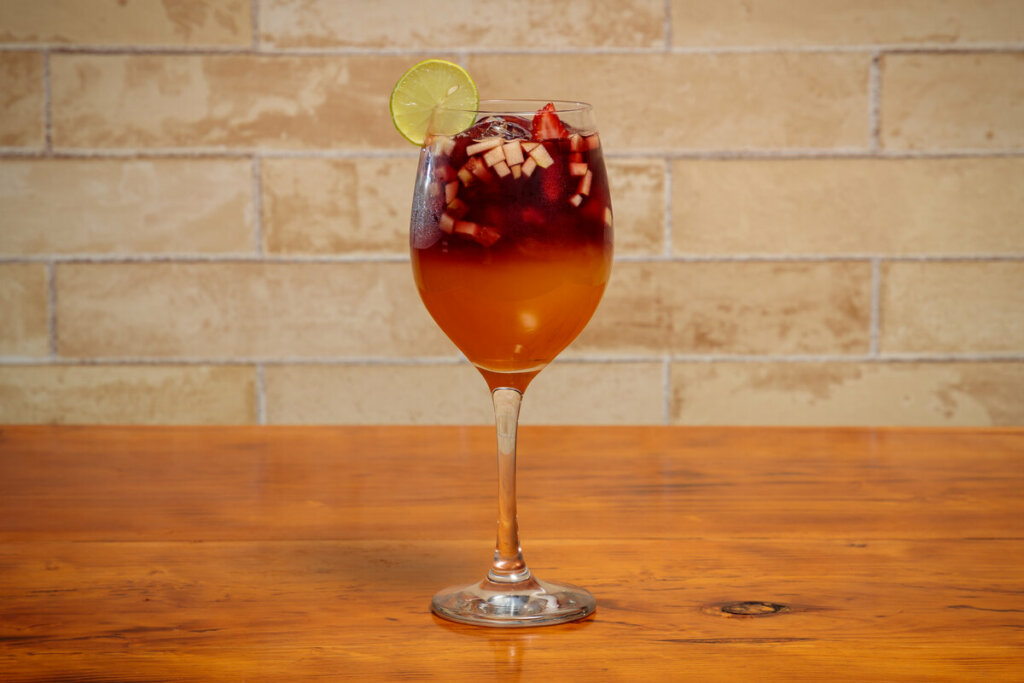 Clericot em uma taça de vidro decorado com uma fatia de limão