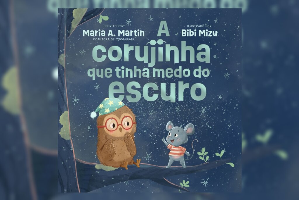 Capa de livro infantil com fundo azul escuro estrelado. À esquerda, uma coruja marrom usando óculos vermelhos e uma touca de dormir azul com estrelas está sentada em um galho. À direita, um pequeno rato azul de camiseta listrada aponta para cima. O título "A corujinha que tinha medo do escuro" aparece em destaque no topo.
