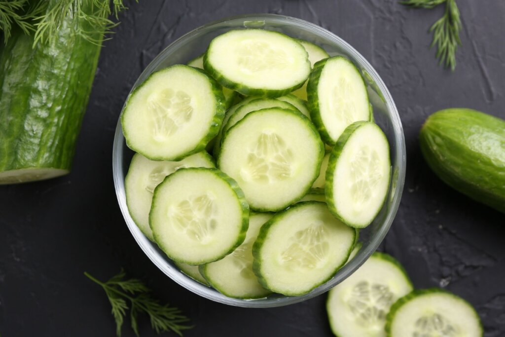 Recipiente com rodelas de pepino