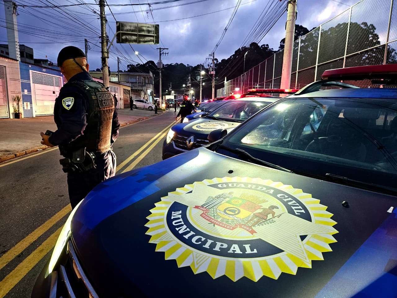 Operação da GCM captura foragido da Justiça e apreende mais de 1,5 mil entorpecentes em Itaquá