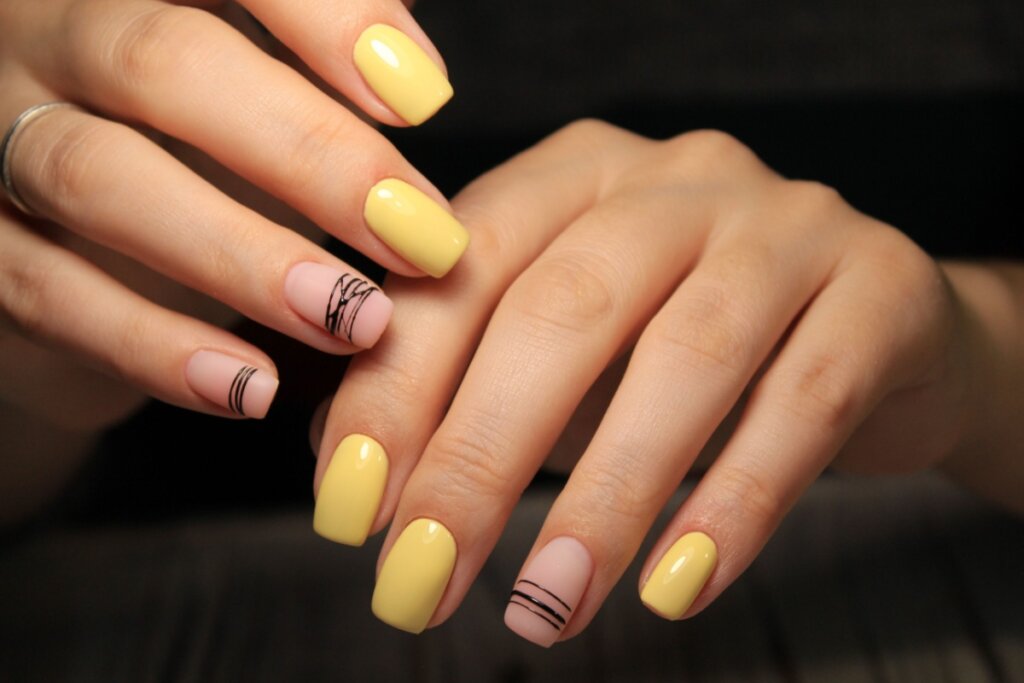 Unhas com amarelo manteiga
