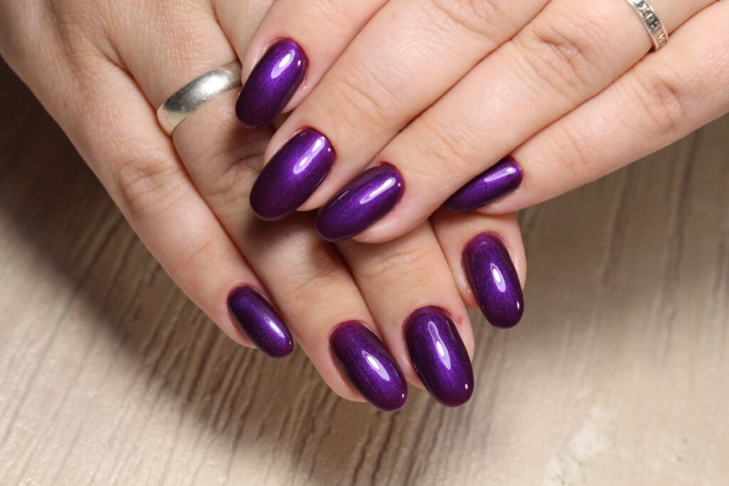 Unhas com ametista brilhante