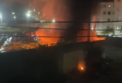 Vídeo: incêndio atinge pátio municipal de veículos de Ferraz de Vasconcelos