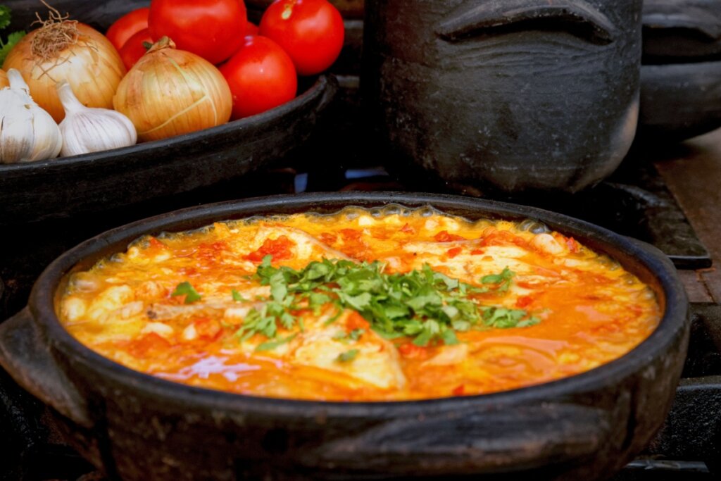 panela cheia com moqueca de bacalhau