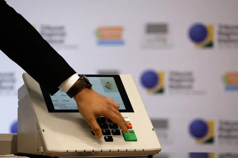 Eleitor tem um mês para regularizar pendências e ficar apto a votar