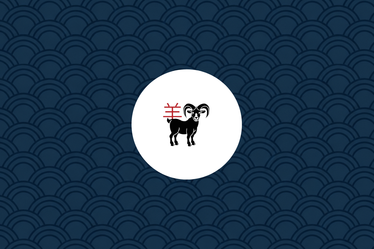 Ilustração de uma cabra preta com grandes chifres curvados, dentro de um círculo branco. O caractere chinês para cabra (羊) está posicionado à esquerda em vermelho. O fundo possui um padrão de ondas orientais em tons de azul.