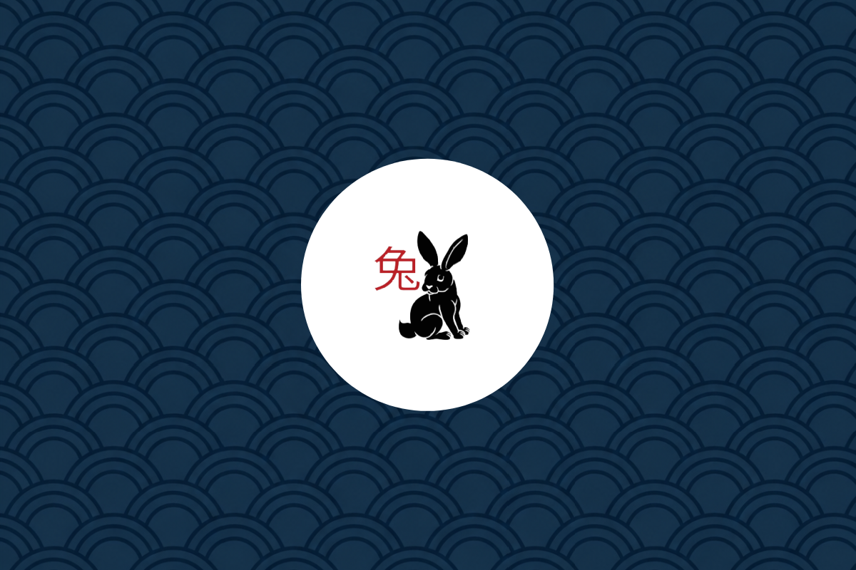 Ilustração em estilo minimalista de um coelho preto sentado, posicionado dentro de um círculo branco. À esquerda do animal, há o caractere chinês para coelho (兔) em vermelho. O fundo da imagem possui um padrão de ondas orientais em tons de azul.