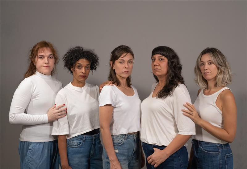 Histórias de professoras da rede pública viram exposição no SESI Mogi com o espetáculo 'Dois Dedos, Parágrafo!'