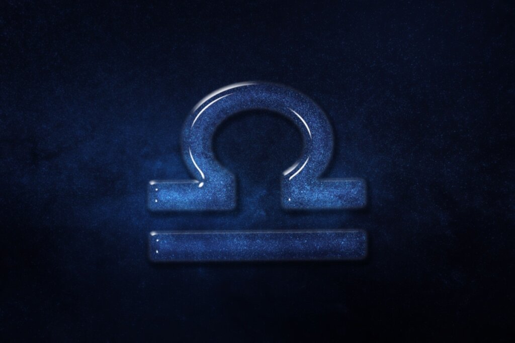 Símbolo do signo de Libra, lembrando uma balança equilibrada ou o pôr do sol com textura de um azul galáctico brilhante e reflexos de vidro, sobre um fundo de céu noturno azul-escuro profundo e estrelado.