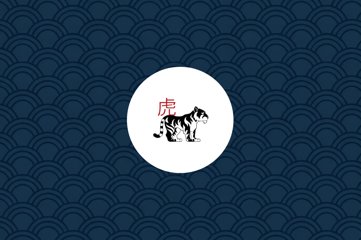 Ilustração de um tigre preto e branco de perfil, dentro de um círculo branco. O caractere chinês para tigre (虎) está à esquerda em vermelho. O fundo possui um padrão de ondas orientais em tons de azul.